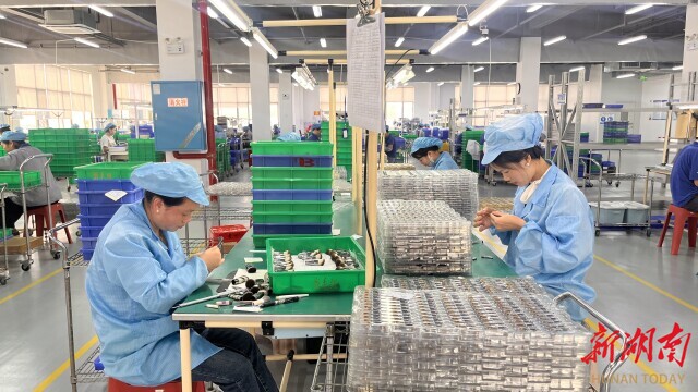 企业用小小化妆刷“破圈” 湖南日报麻将胡了模拟器从沿海到内陆炎陵一