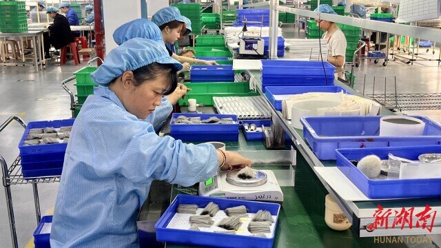 企业用小小化妆刷“破圈” 湖南日报麻将胡了模拟器从沿海到内陆炎陵一(图2)