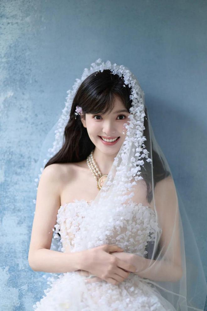 “小说里的顶级白富美”就有了脸PG麻将胡了试玩平台她一出现(图2)