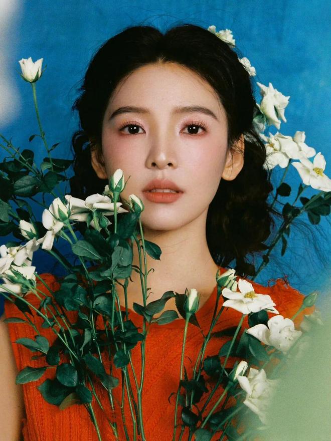 “小说里的顶级白富美”就有了脸PG麻将胡了试玩平台她一出现(图3)