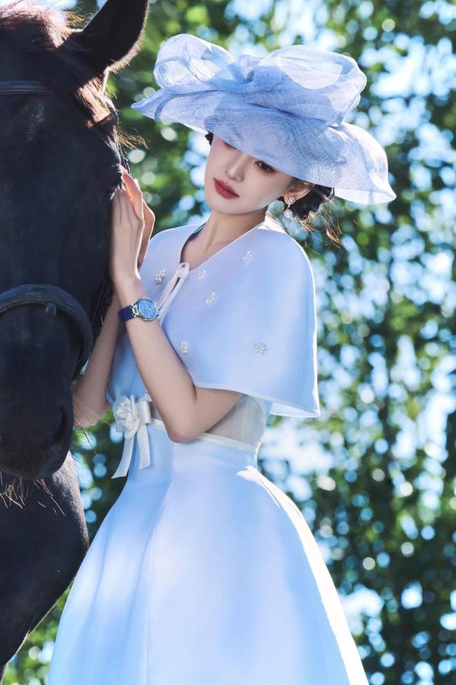 “小说里的顶级白富美”就有了脸PG麻将胡了试玩平台她一出现(图5)