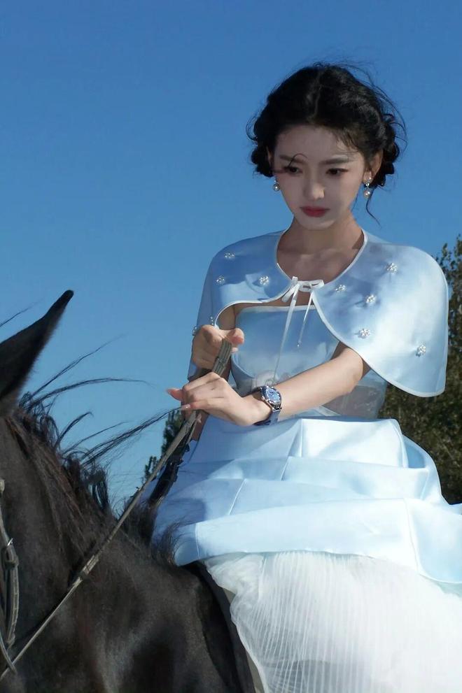 “小说里的顶级白富美”就有了脸PG麻将胡了试玩平台她一出现(图4)