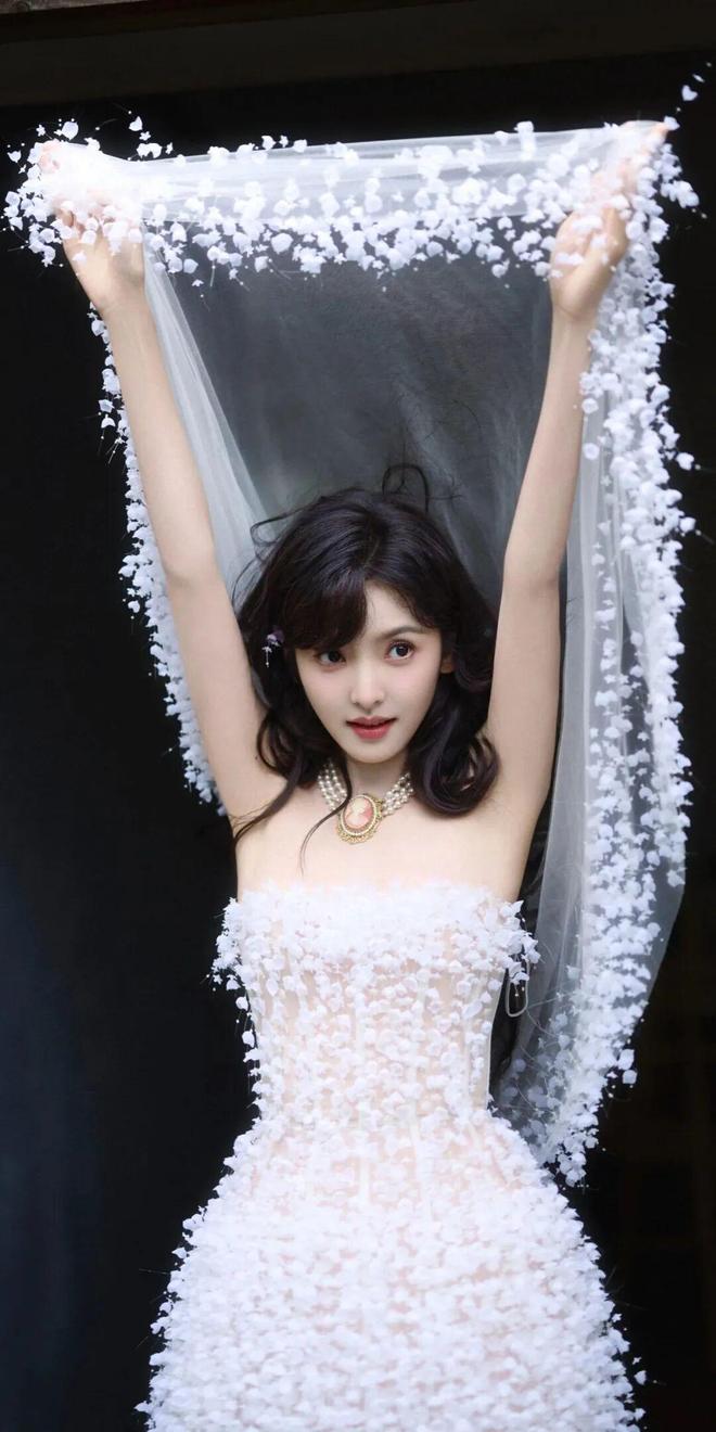 “小说里的顶级白富美”就有了脸PG麻将胡了试玩平台她一出现(图10)