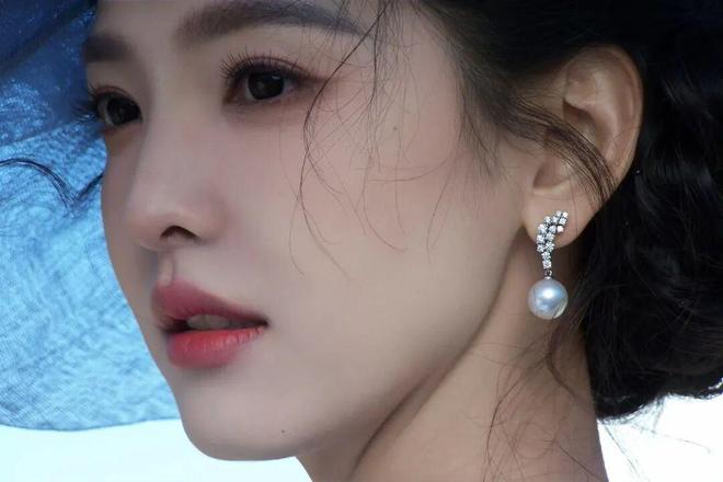 “小说里的顶级白富美”就有了脸PG麻将胡了试玩平台她一出现(图22)